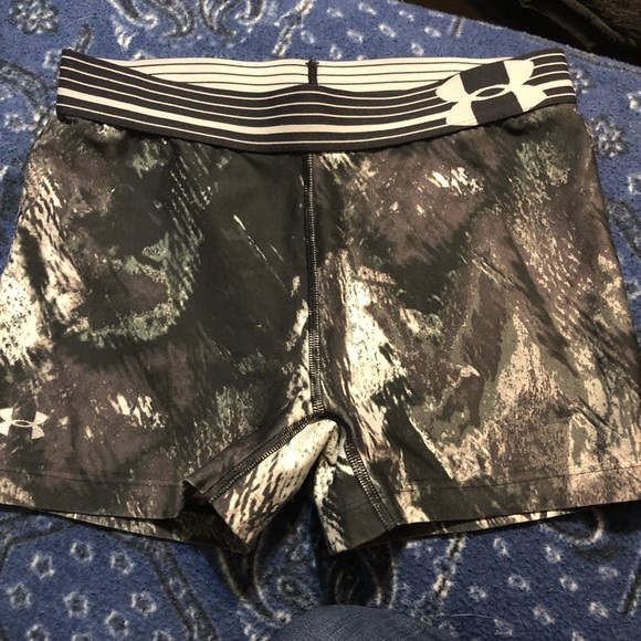 Brand ; Under Armor Size: Medium and color is black and white - Picture 1 of 2